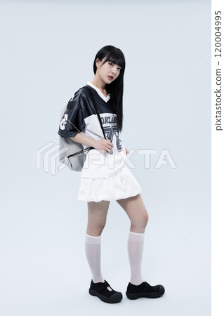 A bright Korean woman in her 20s wearing a block core fashion 120004995