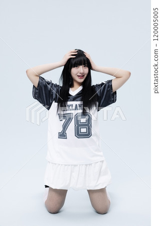Korean Woman in Her 20s Poses On One Knee wearing In Block Core fashion 120005005