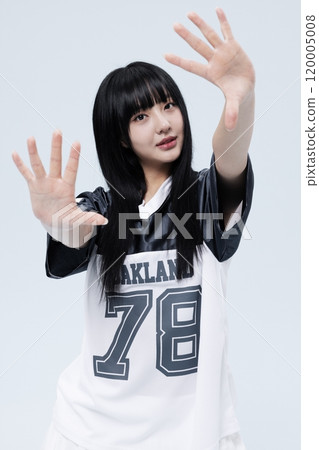 Korean Woman in Her 20s Poses With Her Palm in Block Core fashion 120005008