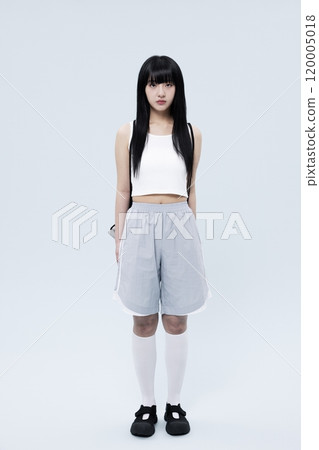 Korean Woman in 20s Poses Standing in Gray Shorts 120005018