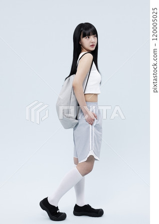 Korean woman in her 20s wearing gray sweatpants and gray bags Korean woman in her 20s wearing gray sweatpants and gray bags 120005025