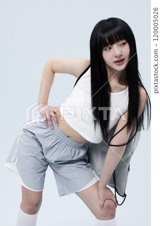 Korean Woman in 20s Poses Standing in Gray Shorts and bags 120005026