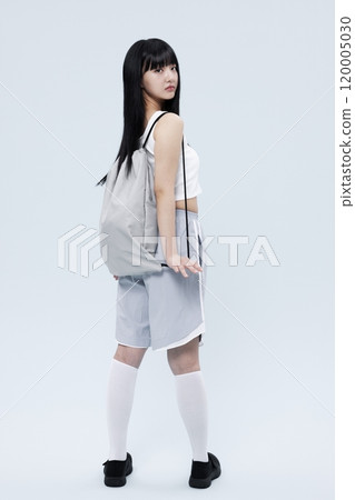 Korean woman in her 20s wearing gray sweatpants and gray bags 120005030
