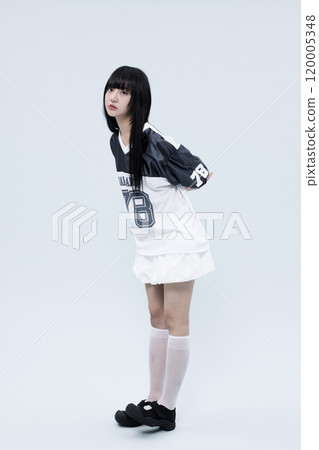 Korean Woman in 20s in Bright and Refreshing Block Core fashion 120005348