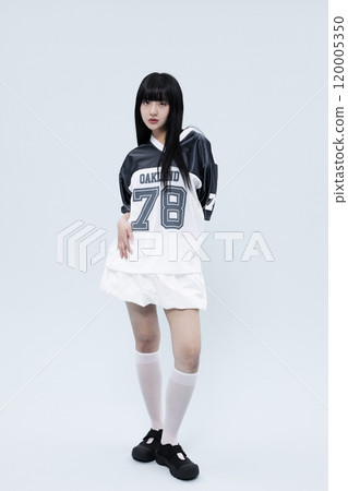 Korean Woman in 20s in Bright and Refreshing Block Core fashion 120005350