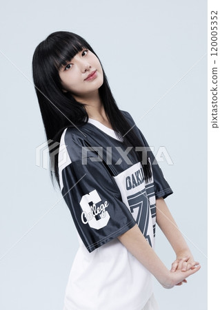 A bright Korean woman in her 20s wearing a block core fashion 120005352