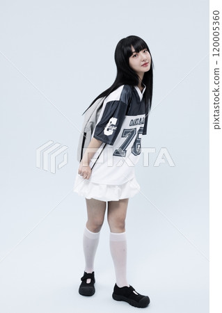 A bright Korean woman in her 20s wearing a block core fashion A bright Korean woman in her 20s wearing a block core fashion 120005360