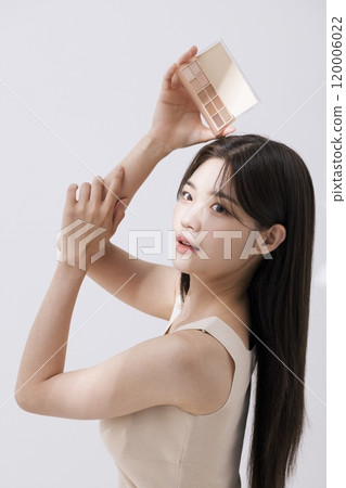 A woman posing with a shadow palette 120006022