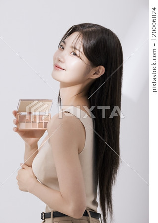 A woman posing with a shadow palette A woman posing with a shadow palette 120006024