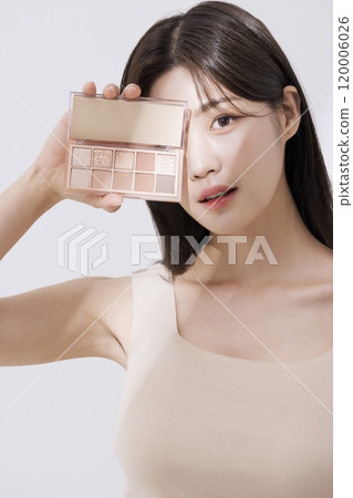 A woman who tries mascara A woman who tries mascara 120006026