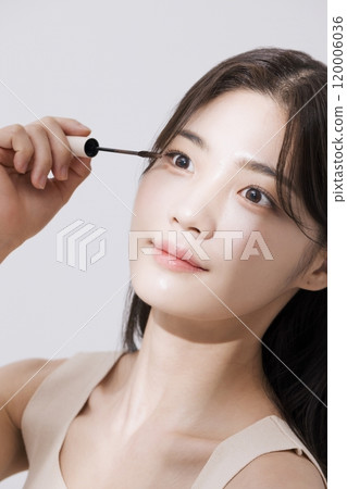 A woman who tries mascara A woman who tries mascara 120006036