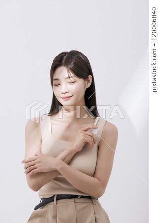 A woman posing with cosmetics 120006040