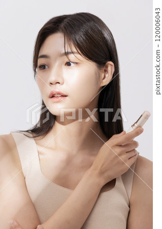A woman posing with cosmetics 120006043
