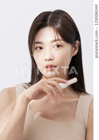 A woman posing with cosmetics 120006044