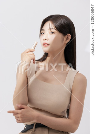 A woman posing with cosmetics 120006047