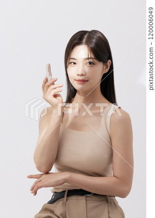 A woman posing with cosmetics 120006049