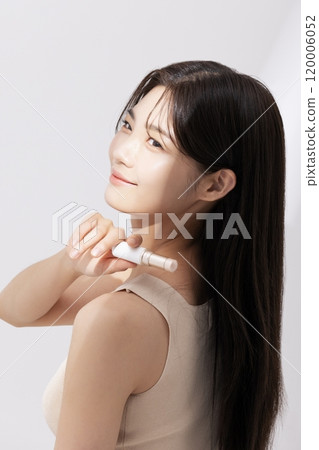 A woman posing with cosmetics 120006052