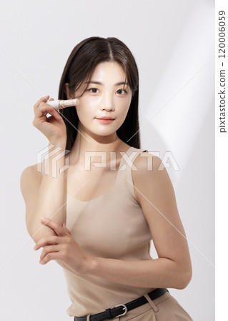 A woman posing with cosmetics 120006059