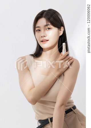 A woman posing with cosmetics 120006062