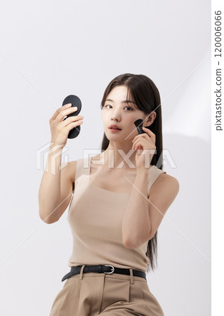 a woman who uses blusher 120006066