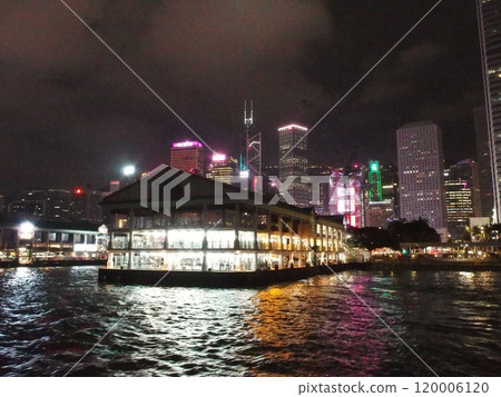 碼頭晚上在中環，香港 120006120