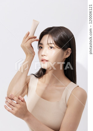 A woman posing with cosmetics 120006121