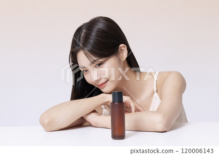 A Woman in Her 20s Posing With Cosmetics 120006143