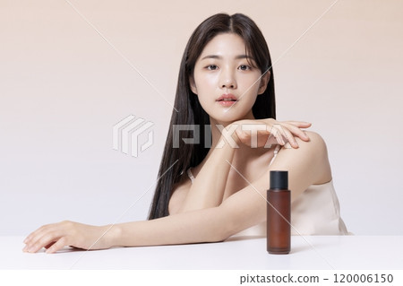 A Woman in Her 20s Posing With Cosmetics A Woman in Her 20s Posing With Cosmetics 120006150