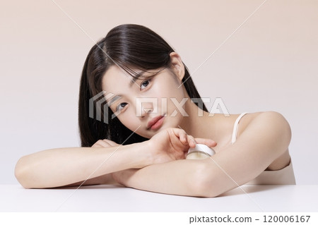 A Woman in Her 20s Posing With Cosmetics 120006167