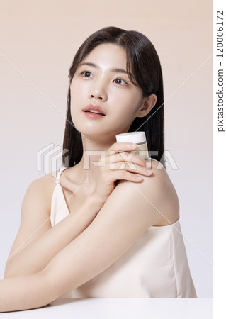 A Woman in Her 20s Posing With Cosmetics A Woman in Her 20s Posing With Cosmetics 120006172