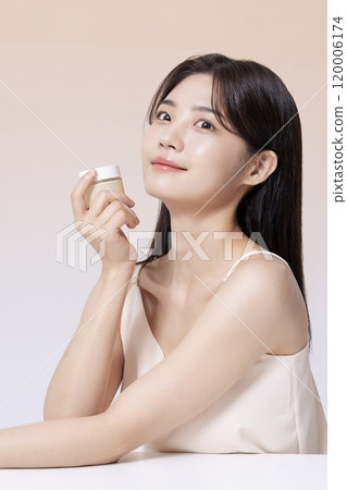 A Woman in Her 20s Posing With Cosmetics A Woman in Her 20s Posing With Cosmetics 120006174