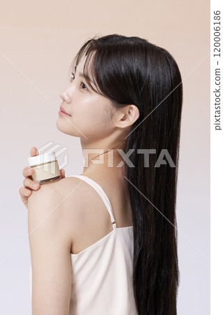 A Woman in Her 20s Posing With Cosmetics A Woman in Her 20s Posing With Cosmetics 120006186
