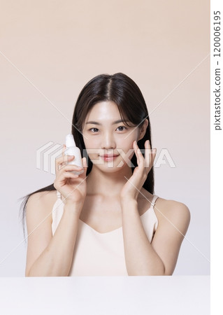 A Woman in Her 20s Posing With Cosmetics 120006195