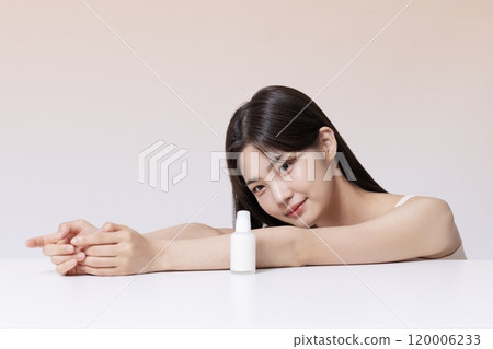A Woman in Her 20s Posing With Cosmetics A Woman in Her 20s Posing With Cosmetics 120006233