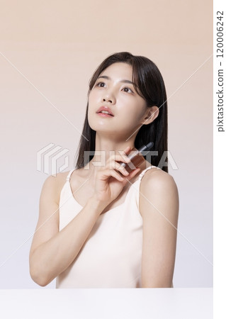 A Woman in Her 20s Posing With Cosmetics 120006242