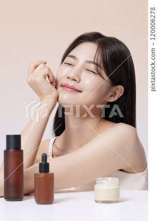 A Woman in Her 20s Posing With Cosmetics 120006278