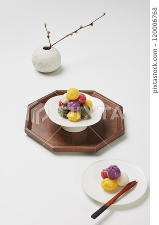 Fivecolored songpyeon placed on a wooden tray on a white background Fivecolored songpyeon placed on a wooden tray on a white background 120006768