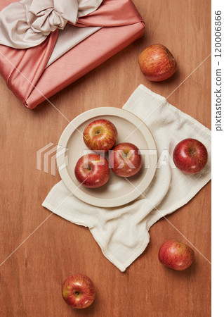 Gift wrapping cloth and premium apples 120006866