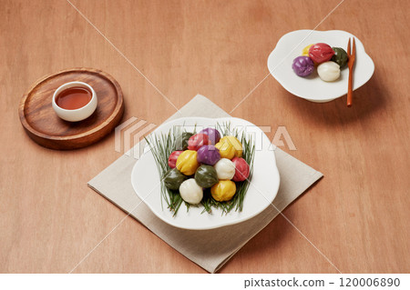 Osaek songpyeon and traditional tea 120006890