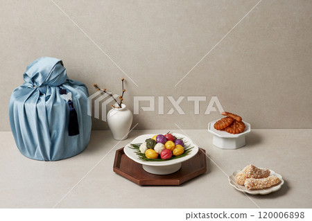 Gift wrap and various traditional desserts 120006898