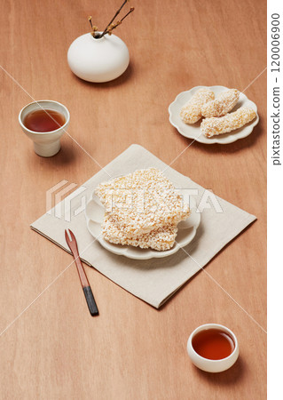 Luxurious Korean snacks and traditional tea Luxurious Korean snacks and traditional tea 120006900