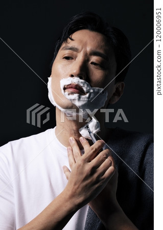 Middleaged man shaving with foam 120006951