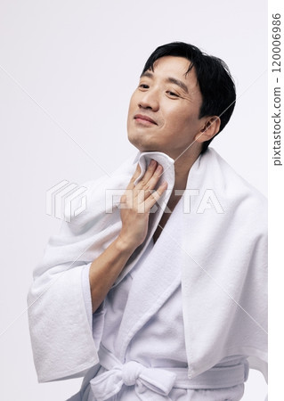 Middleaged man wiping his throat with a white towel 120006986