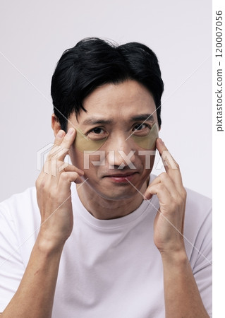 A middleaged man smiling with an eye patch around his eyes 120007056