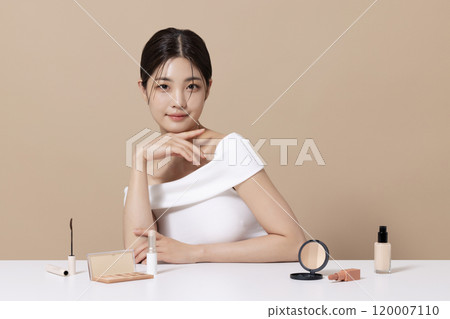 A woman in her 20s posing in front of cosmetics 120007110