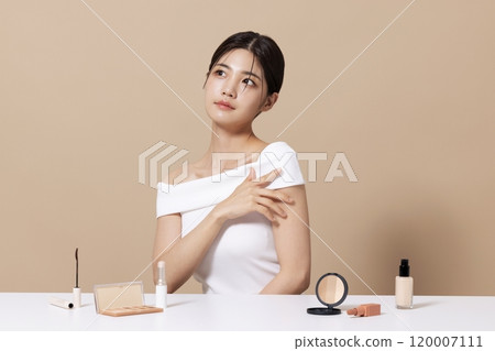 A woman in her 20s posing in front of cosmetics 120007111