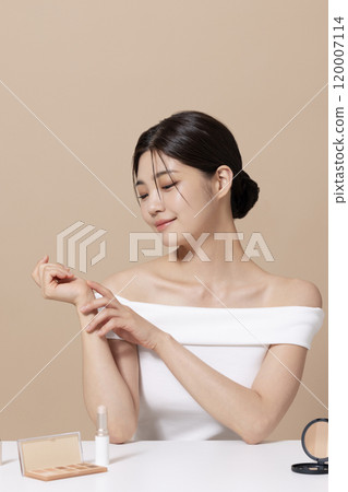 A woman in her 20s posing in front of cosmetics 120007114