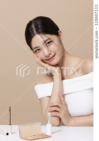 A woman in her 20s posing in front of cosmetics 120007115