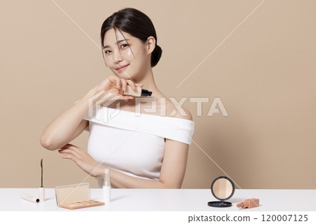 Woman in her 20s holding cosmetics 120007125