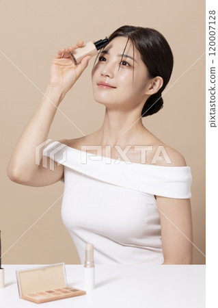 Woman in her 20s holding cosmetics Woman in her 20s holding cosmetics 120007128